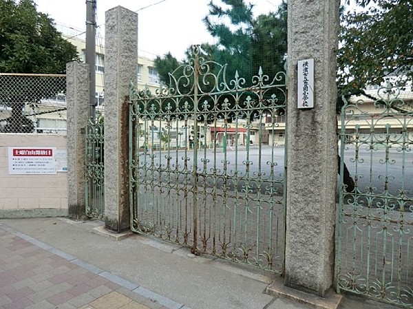 豊岡小学校(創立９７年の歴史と伝統のある小学校。教育目標は「学び合い　高め合い　まちとともに明日を拓く豊岡っ子」)