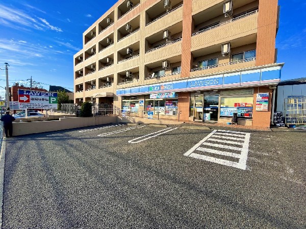 ローソン 横浜神大寺一丁目店(スイーツが人気のコンビニ。店内厨房で炊いたご飯や出来立て揚げ物を提供するまちかど厨房取扱店。駐車場有。)