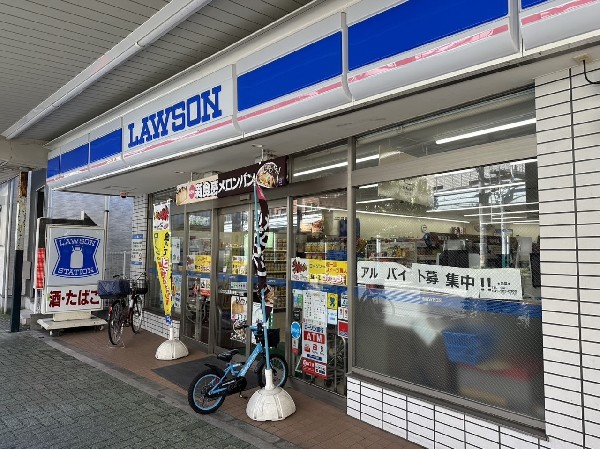 ローソン鶴見本町通二丁目店(スイーツが人気のコンビニ。店内厨房で炊いたご飯や出来立て揚げ物を提供するまちかど厨房取扱店。)