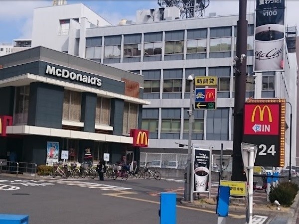 マクドナルド １５号鶴見店(定番のハンバーガーショップ。ハッピーセットやマックカフェも人気。24時間営業。ドライブスルー有。)