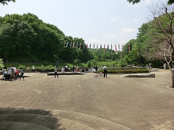 四季の森公園(季節によって様々な野花が咲き誇る。ジャンボ滑り台や水遊び可能な池がお子様にも人気の大規模公園です。)