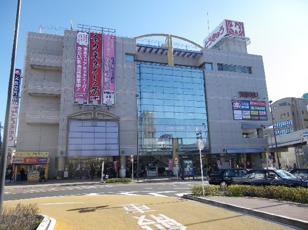 中山駅(横浜線と地下鉄グリーンラインの2路線利用可。南口からズーラシア行きバスあり。商店街もあり便利です。)