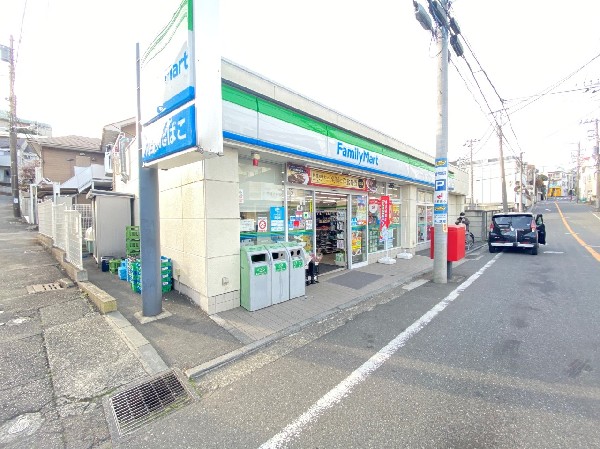 ファミリーマート横浜釜台町店(ホットスナックのファミチキが人気のコンビニ。酒たばこ取扱い有。少量のチルド総菜が充実している。)