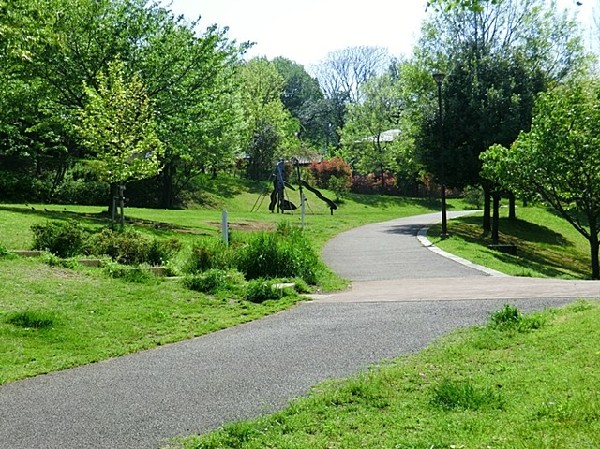 片倉うさぎ山公園(砂地広場・幼児向けの遊具広場・林広場がある広々とした公園です。プレイパークがあり、様々な遊び体験も○)