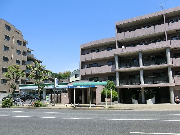 三ツ沢上町駅(横浜駅まで4分、センター北駅まで19分。駅周辺にはコンビニやお惣菜屋さんがあり便利な駅です。)