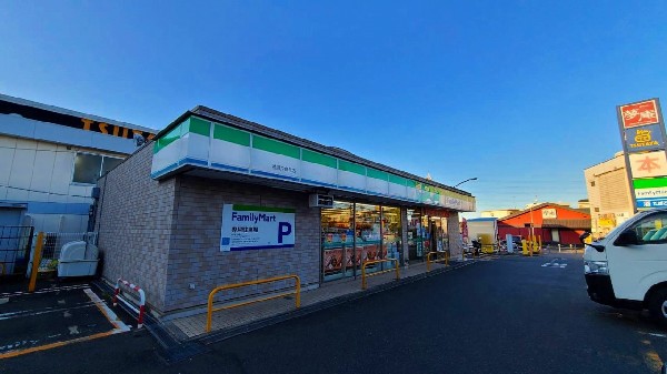 ファミリーマート横浜片倉町店(ホットスナックのファミチキが人気のコンビニ。酒たばこ取扱い有。少量のチルド総菜が充実している。)