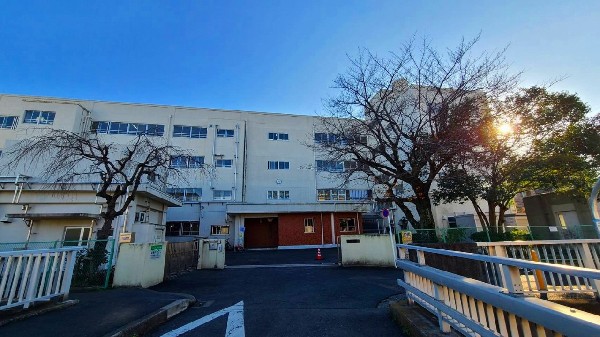 中丸小学校(各学年2クラスの小学校。縦割り活動が盛ん。教育目標は「学び合い　ひびき合い　高め合い　ともに生きる中丸の子」。)