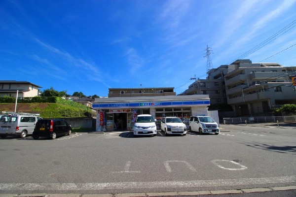 ローソン駒岡一丁目店(スイーツが人気のコンビニ。店内厨房で炊いたご飯や出来立て揚げ物を提供するまちかど厨房取扱店。)