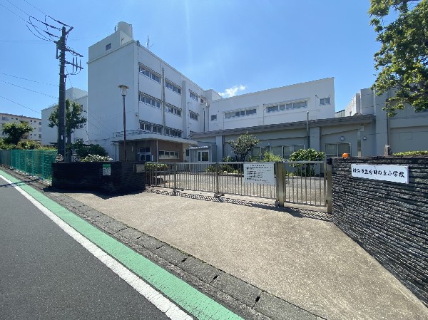 菅田の丘小学校(小学校の統合により、2021年4月に開校した新しい小学校。広い体育館にはエアコンが完備されています。)