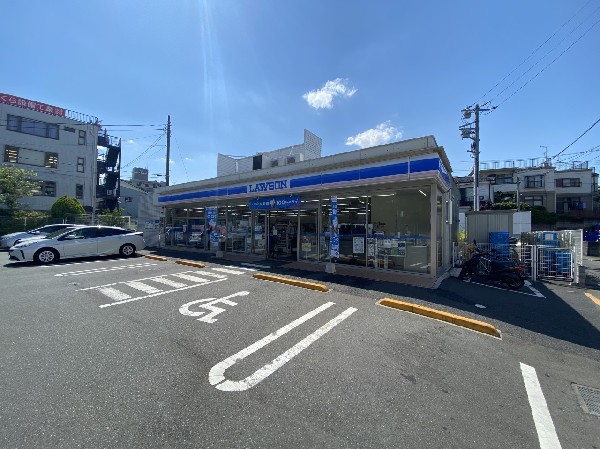 ローソン横浜菅田町店(スイーツが人気のコンビニ。店内厨房で炊いたご飯や出来立て揚げ物を提供するまちかど厨房取扱店。)