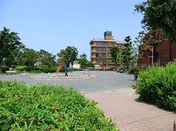 鴨居西河内公園(滑り台、ブランコ、鉄棒や大きな砂場がある自然豊かな公園。鶴見川の近くなので、お散歩に良さそうですね。)