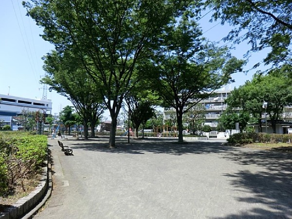 小倉アベリア公園(住宅街の中にある公園。滑り台、ブランコ、砂場とジャングルジムなどがあり、遊具も充実しています。  )