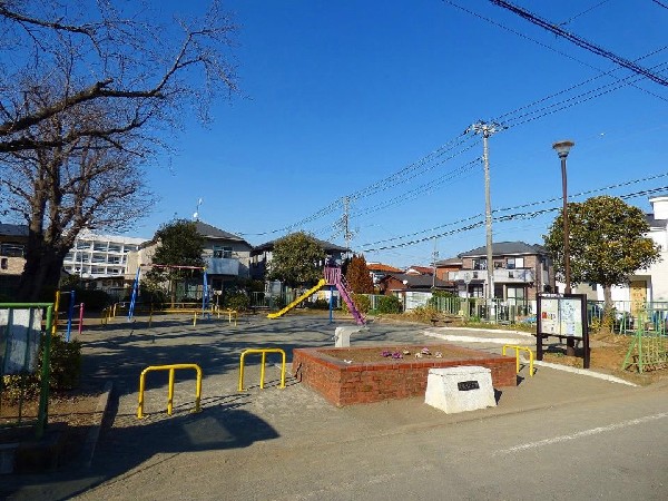 青砥第二公園(住宅街の中にあるゆったりとした公園。滑り台やブランコがありお子様も楽しめそう。春は桜が綺麗に咲く。)