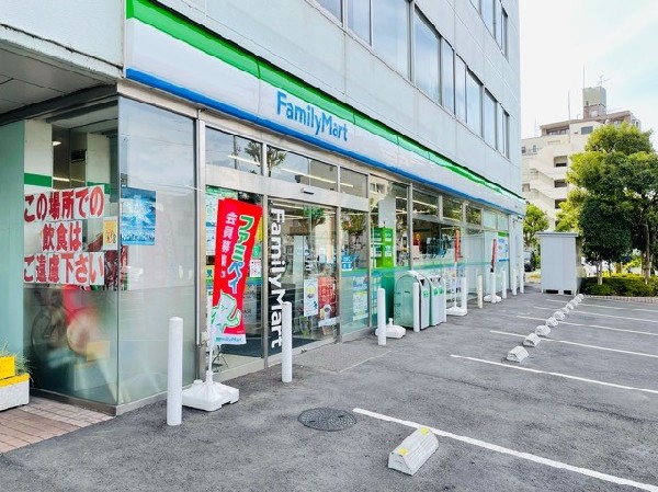 ファミリーマート横浜中山町店(ホットスナックのファミチキが人気のコンビニ。酒たばこ取扱い有。少量のチルド総菜が充実している。)