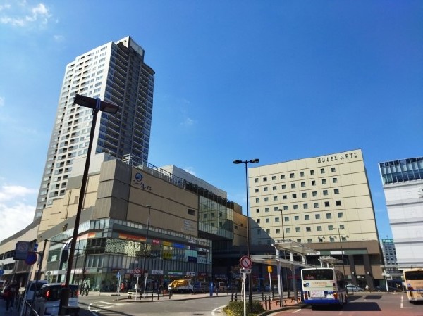 鶴見駅(駅直結の駅ビル「CIAL」があり雨の日でも濡れずに買い物が出来ます！周辺には飲食店も多く便利な駅)