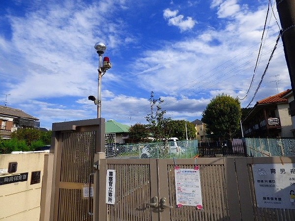 駒岡保育園(沢山の木々に囲まれた広々とした園庭。園では野菜栽培から収穫まで行い子どもたちに食の大切さを教えます。)