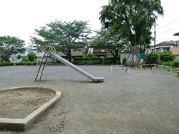 東本郷第二公園(桜と藤が綺麗に咲く公園。ブランコや砂場もあり、小さなお子様を遊ばせるにはちょうど良い広さですね。)