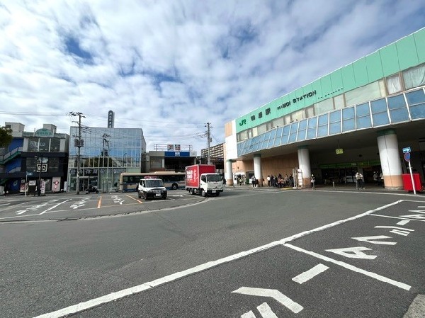 鴨居駅(南口から「ららぽーと横浜」へのシャトルバスが出ています。駅前には飲食店や商店があり便利な駅です。)