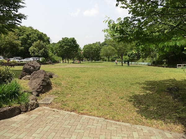 北八朔公園(里山風景を残す穴場の自然公園。夏には蛍も。すぐ裏に港北ＰＡがあるので車好きのお子様に喜ばれる。)