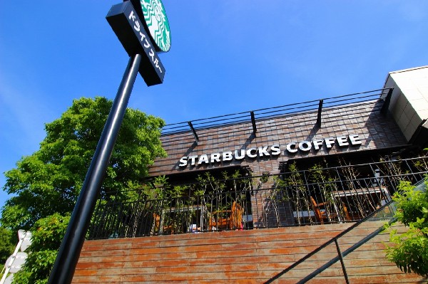 スターバックス横浜鶴見店(人気のシアトル系コーヒー店。ドライブスルー、モバイルオーダー可能。テラス席は落ち着いた雰囲気です。)