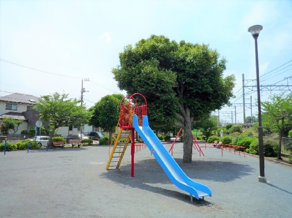 長津田第二公園(三角公園の愛称で親しまれる線路の脇にある公園。間近で電車を見ることができ、電車好きのお子様におすすめ。)