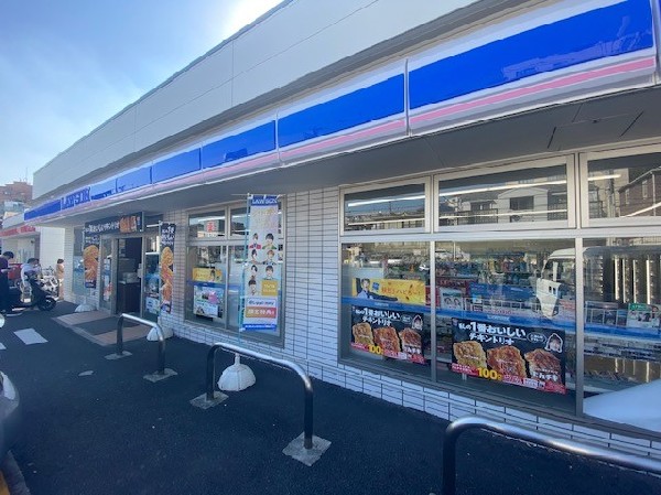 ローソン 東寺尾一丁目店(スイーツが人気のコンビニ。店内厨房で炊いたご飯や出来立て揚げ物を提供するまちかど厨房取扱店。)