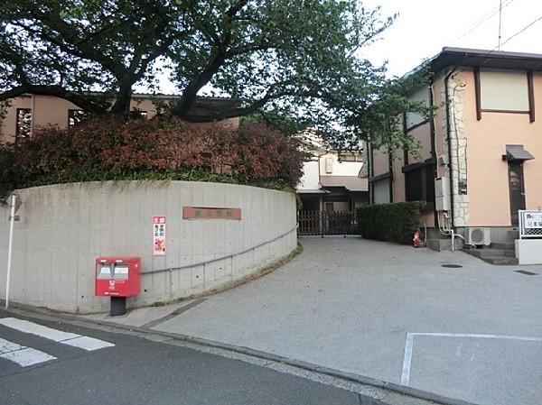 飯山医院(内科、小児科、循環器内科、糖尿病科を診療する。病児保育室が隣接し、軽い病気のお子様を預けられる。)