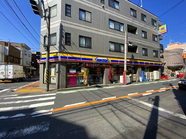 ミニストップ松本町3丁目店(ソフトクリームやパフェなど、旬の食材やトレンドを取り入れたコールドスイーツが人気のコンビニです。)