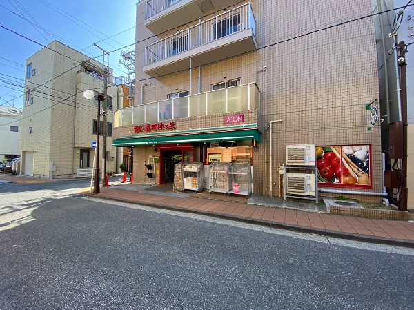 まいばすけっと横浜松本町店(さっと立ち寄れるコンパクトサイズのスーパー。少量の野菜や肉なども揃い、買い忘れを調達したい時に便利。)
