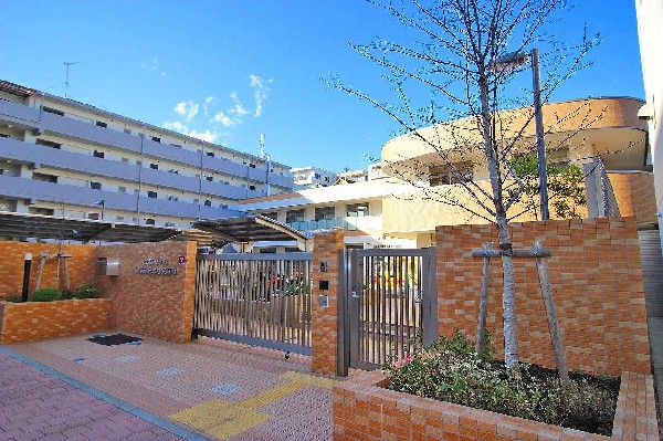いずみ松本町保育園(工夫をこらした可愛らしい園舎と広い園庭がある保育園。３歳児から文字、数、英語の勉強を楽しく学びます。)