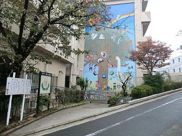 青木小学校(明治6年に開校した歴史ある小学校。春のスポーツフェスティバルに始まり、運動会、文化祭など行事が充実。)