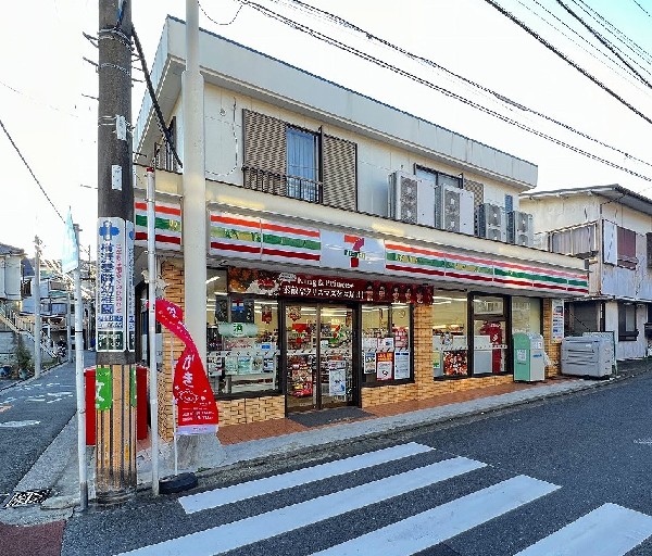 セブンイレブン横浜西戸部店(近所にあるだけで便利なコンビニ、暮らしに便利なサービスはもちろん、オリジナル食品も魅力的ですね。)