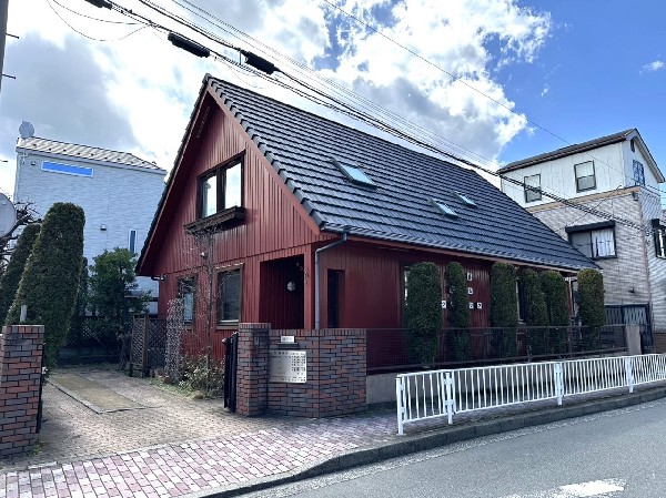 西戸部こどもクリニック(土曜日の午後も診療している小児科専門医院。三角屋根と赤い壁のログハウス風の外観で、親しみやすさも○)