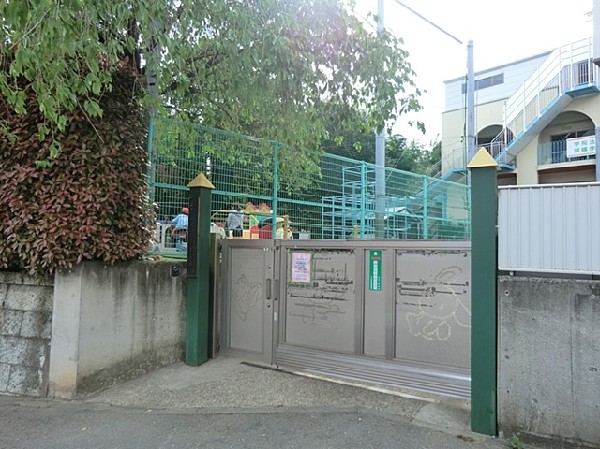 やよいケ丘幼稚園(サッカー、体操、空手で身体づくりを行う他、朝顔栽培、畑の収穫、陶芸、詩吟など様々な体験が出来る幼稚園)