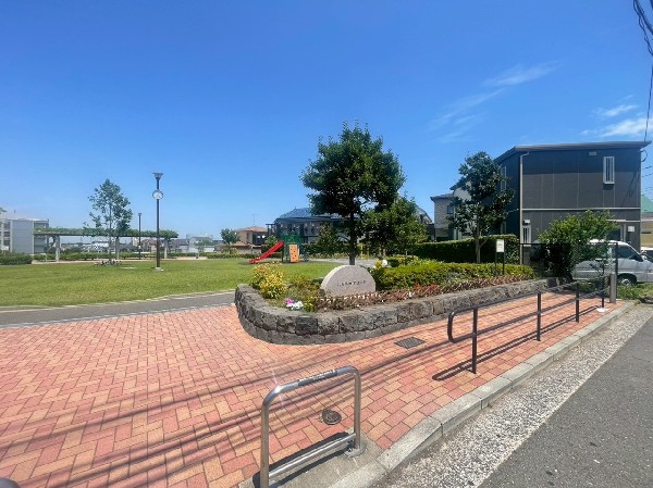 六角橋四丁目公園(レンガのタイルがきれいに敷かれた歩道から続く丸い形の公園。芝生広場がありピクニックにも良さそうです。)