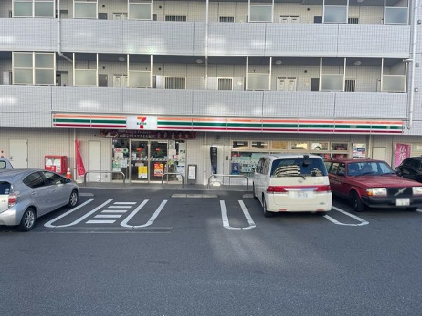 セブン-イレブン 横浜大口駅東店 ((時間を問わず、幅広い品物が揃うコンビニ。駐車スペースも広く、お車でも安心して立ち寄る事が出来ます 。)