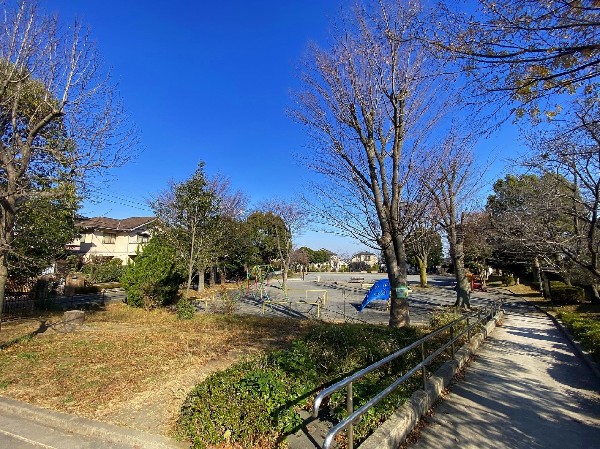 白山西台公園(遊具エリアとグラウンドエリアが分かれた広めの公園です。木々や花も多く幅広い年代で遊ぶことができます。)