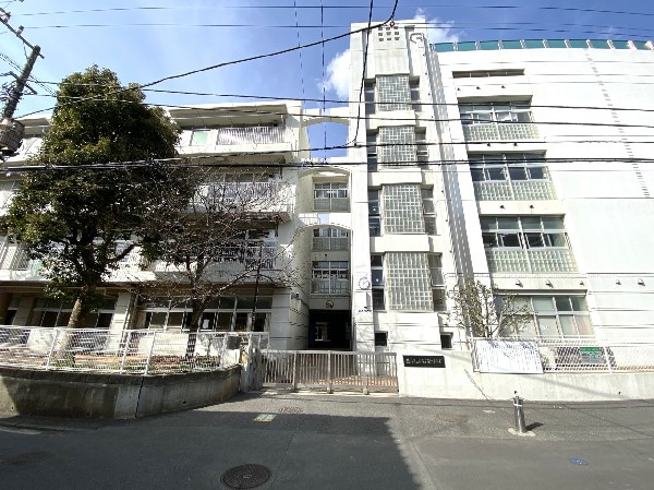 西寺尾第二小学校(昭和34年4月創立、「夢・希望・活力ある西寺尾第二小学校」を学校教育目標として掲げている小学校です。)