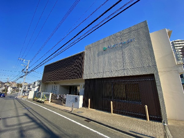 森の台保育園(広い園庭と明るく綺麗な園舎の保育園。英語教育や体操教室も行う。自然と関わりながら成長できる保育園です。)