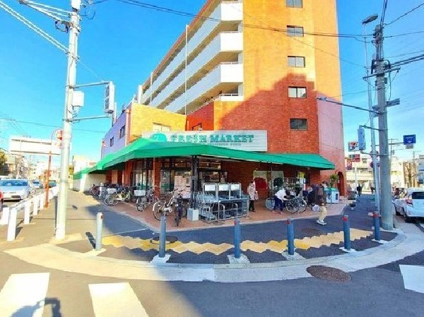 トップフレッシュマーケット岸根店(コンパクトな店内に安心の商品が並ぶスーパー。営業時間は10～22時。酒取扱いあり。宅配サービス有。)
