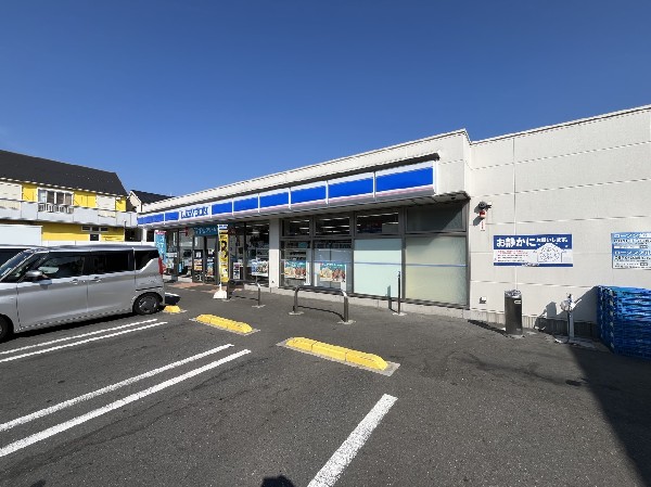 ローソン鶴見水道道店(コーヒーやスイーツが人気のコンビニエンスストア。酒たばこ取扱い有。駐車場は広めで車も停めやすいです。)