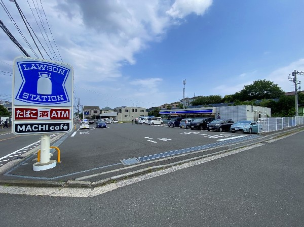 ローソン横浜鴨居町店(スイーツやホットスナックが人気のコンビニ。出来立ての揚げ物などを提供するまちかど厨房取扱店です。)