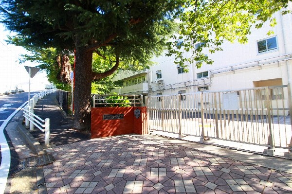 寺尾小学校(学校の敷地内にトリムコースという裏山があるので、自然豊かな環境で学校生活を送ることが出来ます。)