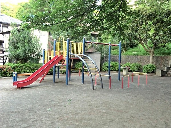 荒立公園(複合遊具や砂場などがありお子様に大人気の広めの公園です。遊歩道があるのでお散歩にもうってつけです。)