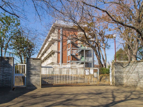 国立市立国立第三中学校(学校は学びの場であり、日々の学習から生徒一人ひとりが「わかる喜びと学ぶ楽しさを味わえること」を目標に努めている学校です。)