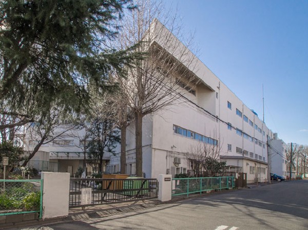 東久留米市立東中学校(「よく考え、自主的に行動できる人になろう」「責任を果たし、努力する人になろう」「健康で心豊かな人になろう」という三大教育目標の実現に向けて力を入れている学校です。)