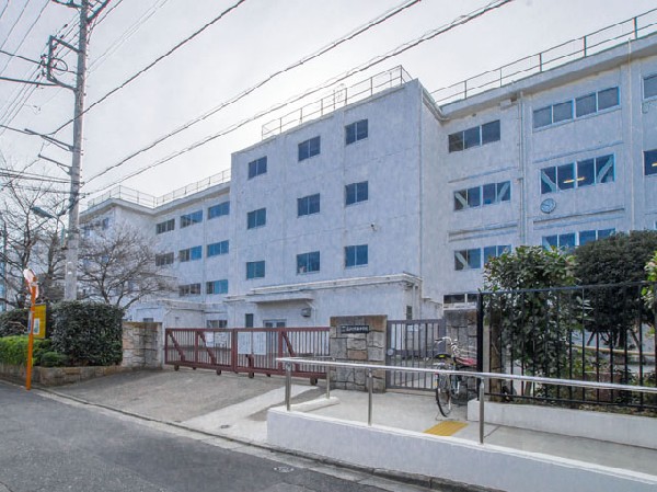 小平市立花小金井南中学校(しっかりとした生徒指導を行う気風があり、周辺の大学生による補習や英検指導など、一歩進んだ学習環境も整えられている中学校です。)