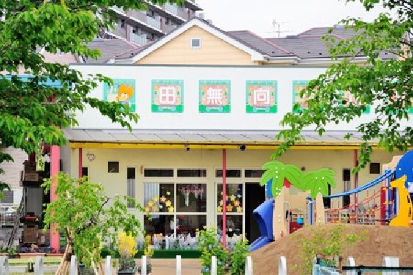 田無向ヶ丘幼稚園(食育の実践の場として、園外には専属の農園があり、園児達は種をまくところから野菜と花を栽培する体験を積む幼稚園です。)