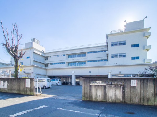西東京市立田無第二中学校(すべての教育活動を通じて人権教育を推進するとともに社会の一員としての自覚をはぐくみ、生命尊重と互いの人格を認め合う道徳性を養います。)