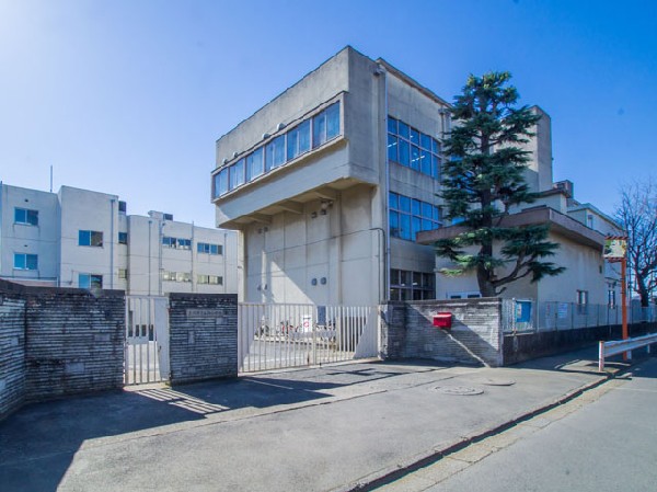 立川市立西砂小学校(奥多摩の山々や富士山がとても近くにみえ、学校の周囲には畑が点在する自然豊かな土地です。地域の方や保護者の方と協力・連携しながら、子供たちの成長のために努めている学校です。)